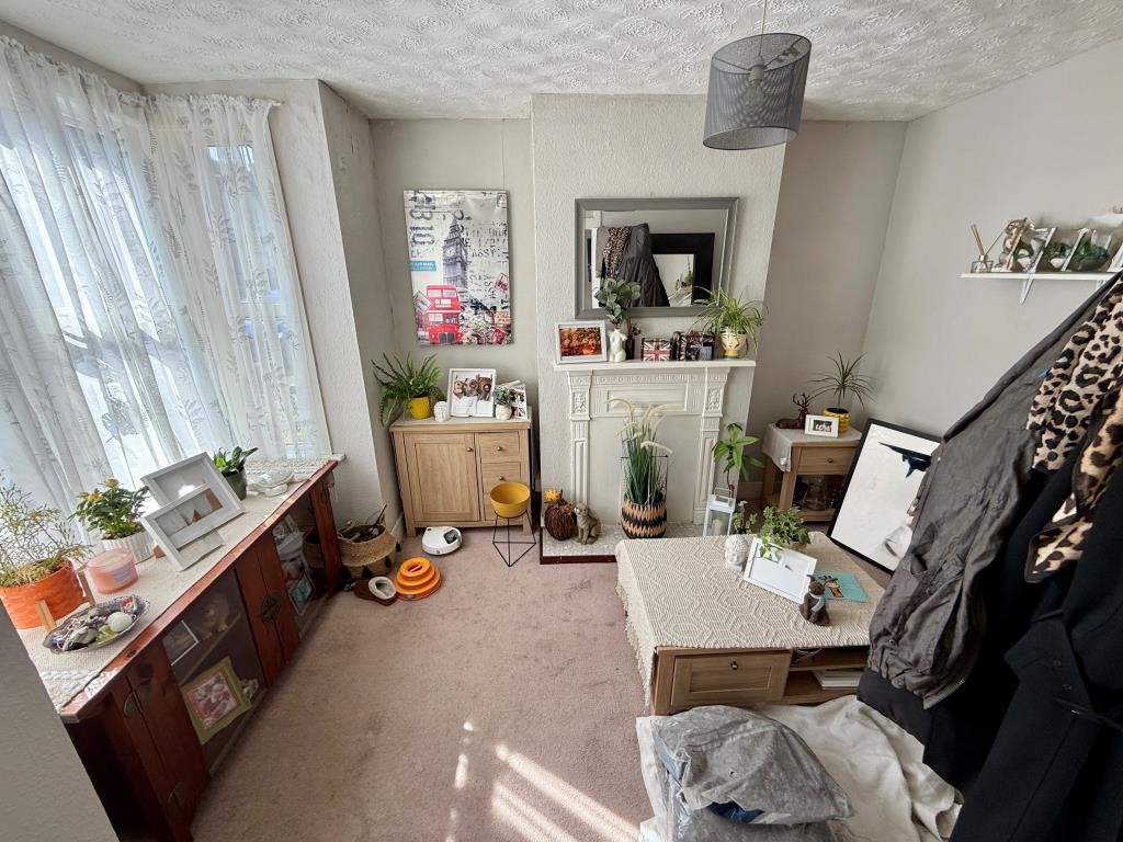 Lot: 89 - THREE-BEDROOM HOUSE FOR INVESTMENT - Living room